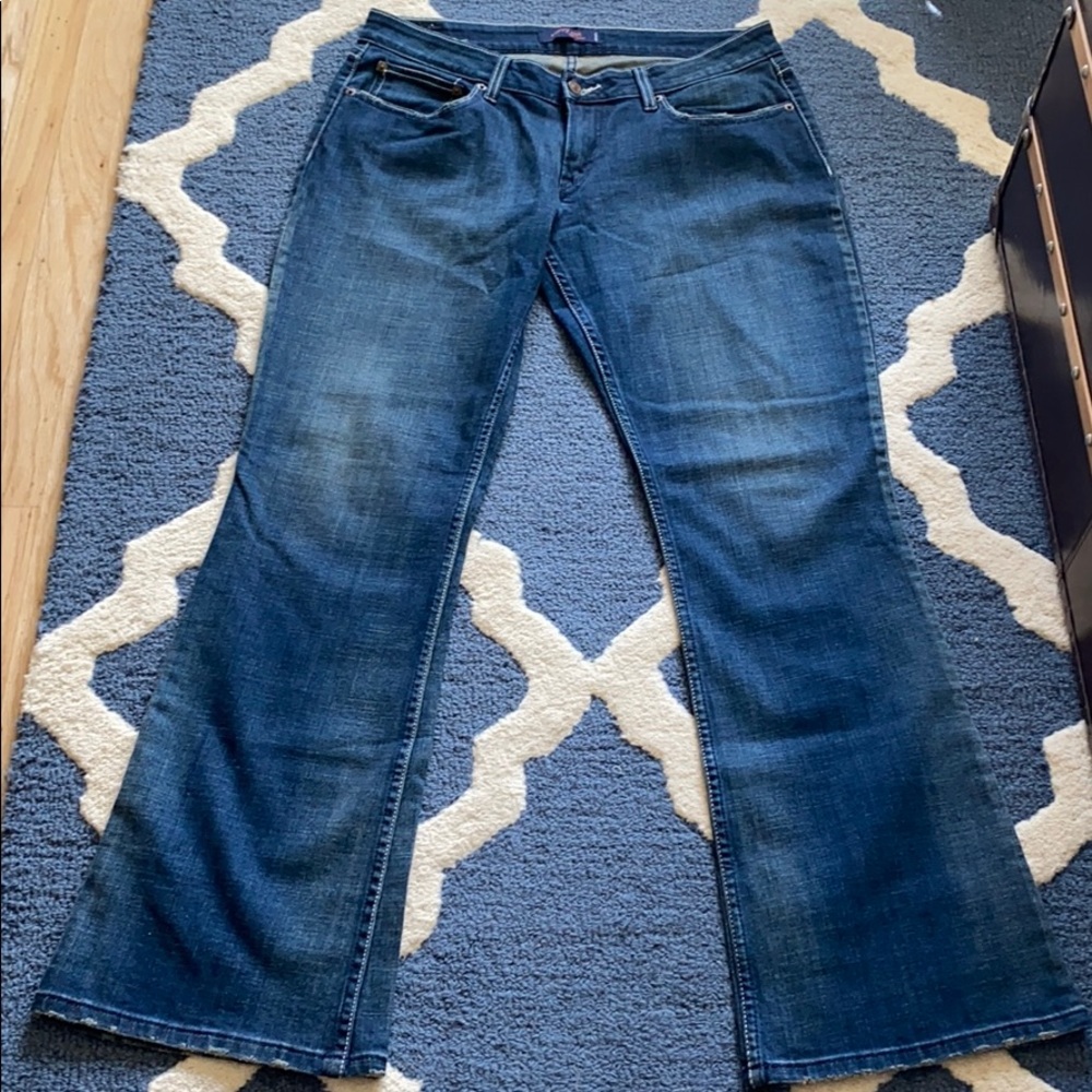 Levi’s curvy cut 528 jeans